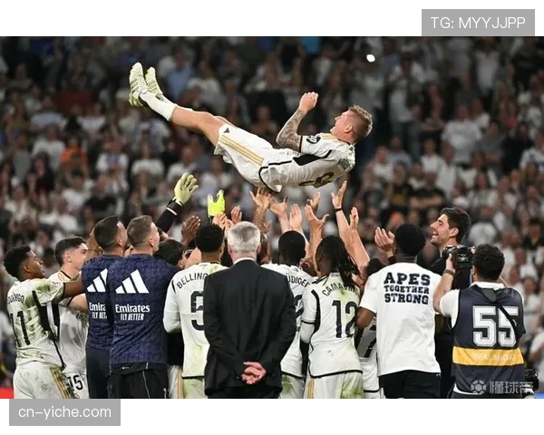 特写：告别战？克罗斯在伯纳乌赛后向看台长时间致意